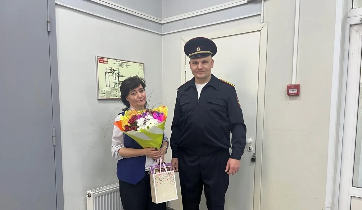 «8 Марта — в каждый дом»: в Петербурге транспортные полицейские навестили вдову погибшего коллеги - tvspb.ru