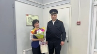 «8 Марта — в каждый дом»: в Петербурге транспортные полицейские навестили вдову погибшего коллеги
