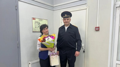 «8 Марта — в каждый дом»: в Петербурге транспортные полицейские навестили вдову погибшего коллеги