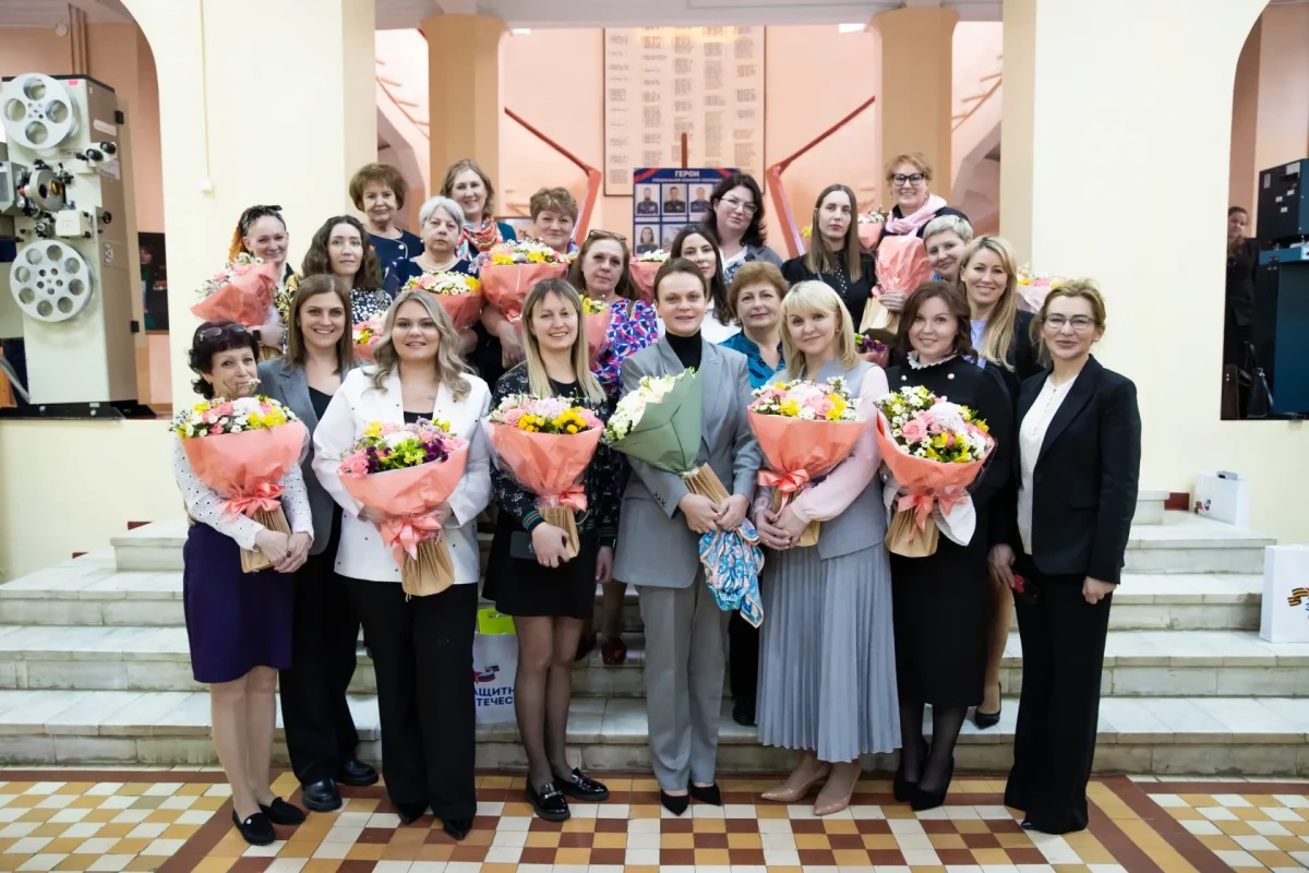 В канун 8 Марта Анна Цивилева встретилась с матерями и женами участников СВО - tvspb.ru