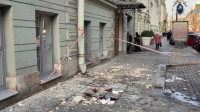 На Большой Морской фасад здания обрушился на петербуржца: возбуждено уголовное дело