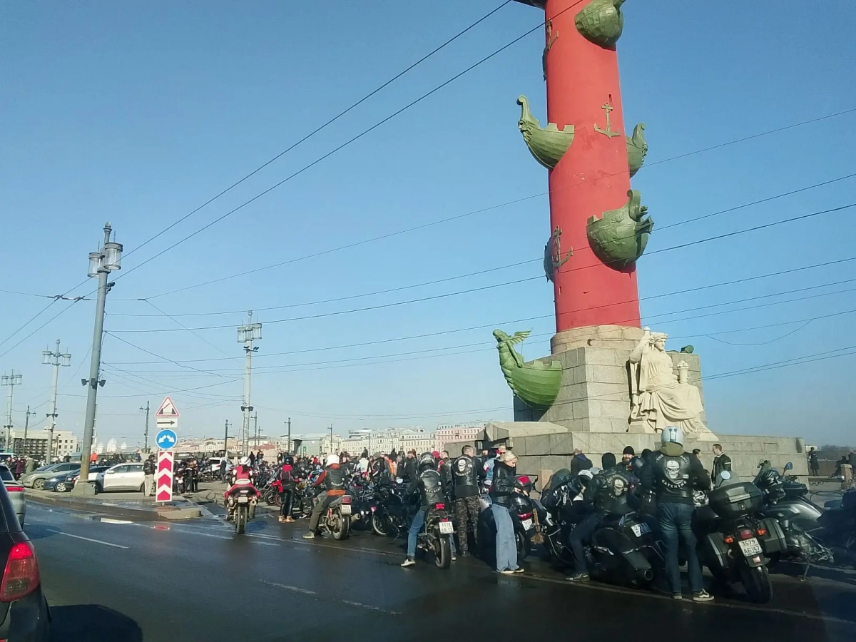 Неофициальное открытие сезона: на стрелке Васильевского острова собрались мотоциклисты - tvspb.ru