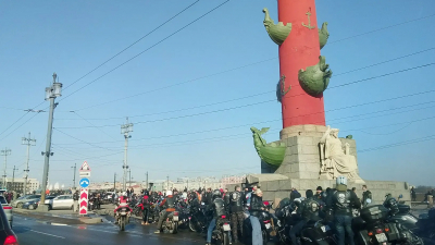 Неофициальное открытие сезона: на стрелке Васильевского острова собрались мотоциклисты