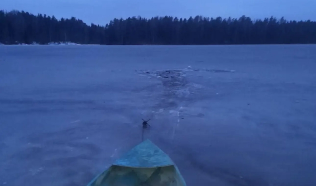 Благодаря оперативным действиям очевидцев и спасателей, женщину спасли из-под льда озера Авдетовское - tvspb.ru