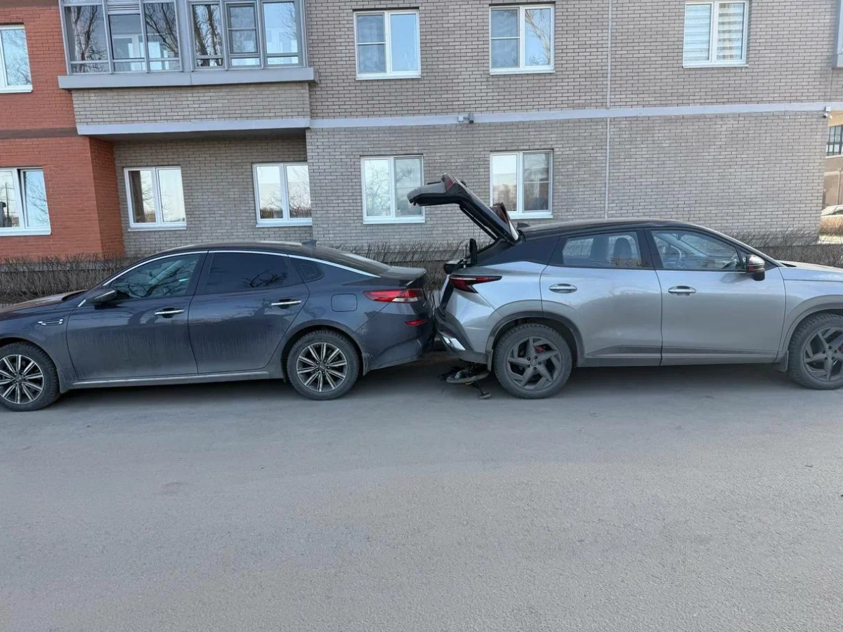 Трагедия во дворе: в Невском районе под колёсами машины погиб пятилетний ребёнок - tvspb.ru