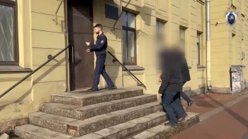 Петербуржец сбросил оппонента с балкона 11 этажа дома на Первомайской, однако вину не признал