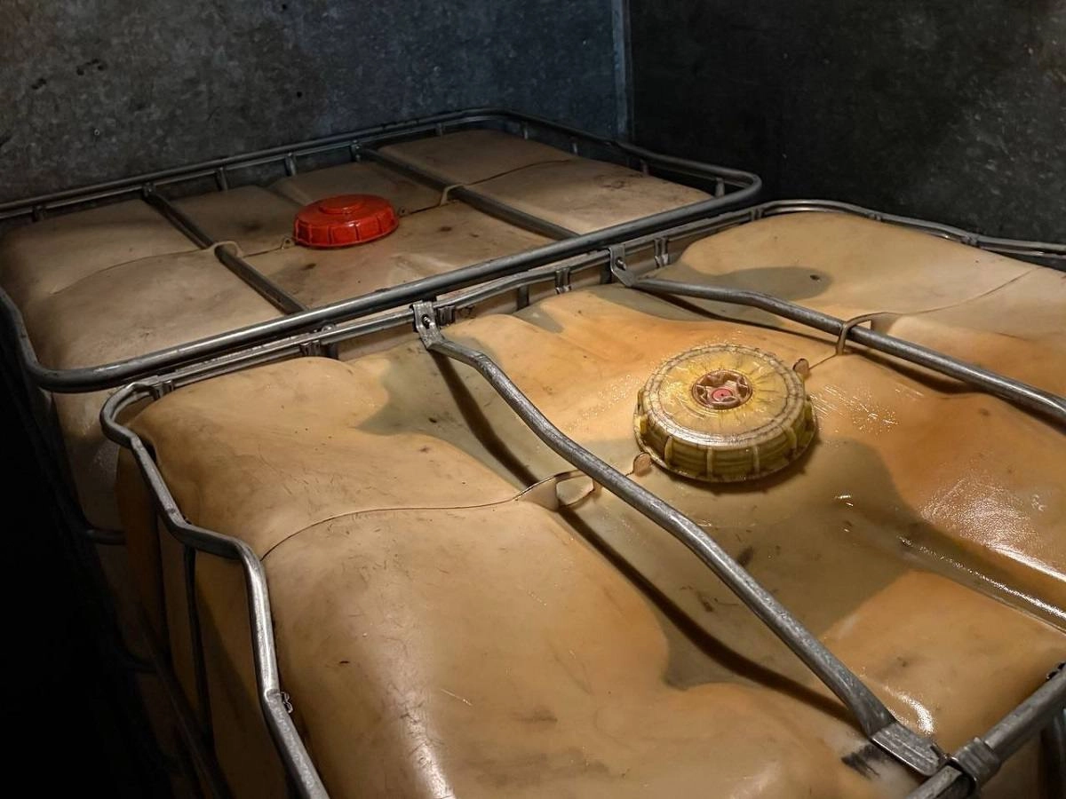 Троих мужчин задержали за слив более 2 тонн топлива из тепловоза под Гатчиной - tvspb.ru