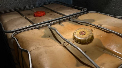 Троих мужчин задержали за слив более 2 тонн топлива из тепловоза под Гатчиной