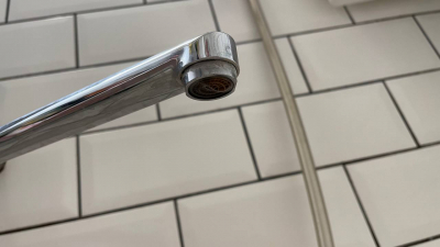 Жители Кингисеппа остались без воды из-за скрытой утечки