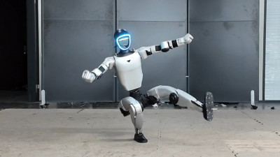 Китайские инженеры научили робота делать сальто и танцевать брейк-данс