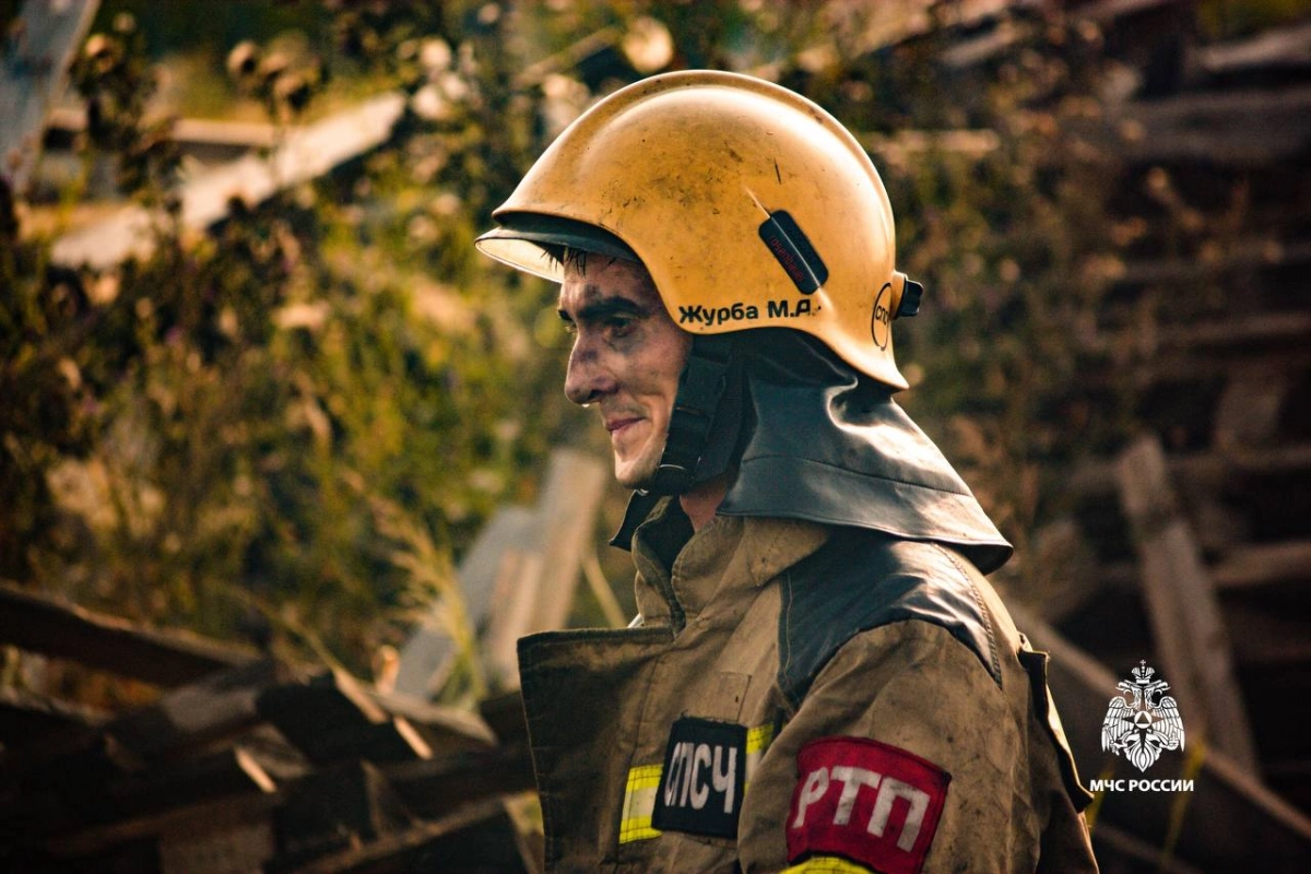 Во дворе жилого дома в Краснодаре после взрыва сгорели две машины - tvspb.ru