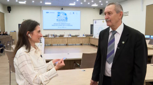 Белый медвежонок Нур и её родители в бразильском зоопарке