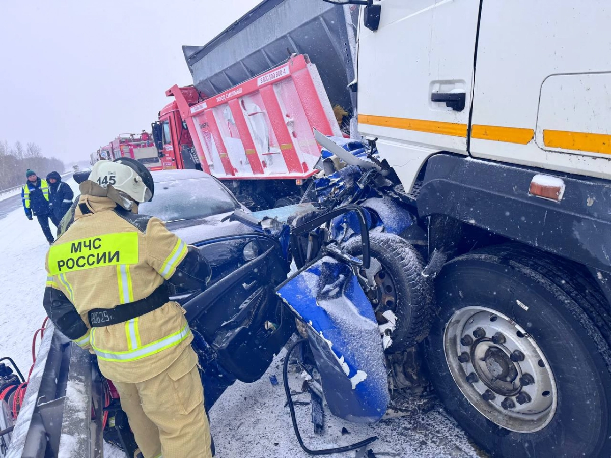 В массовом ДТП в Тюменской области погибли три человека - tvspb.ru