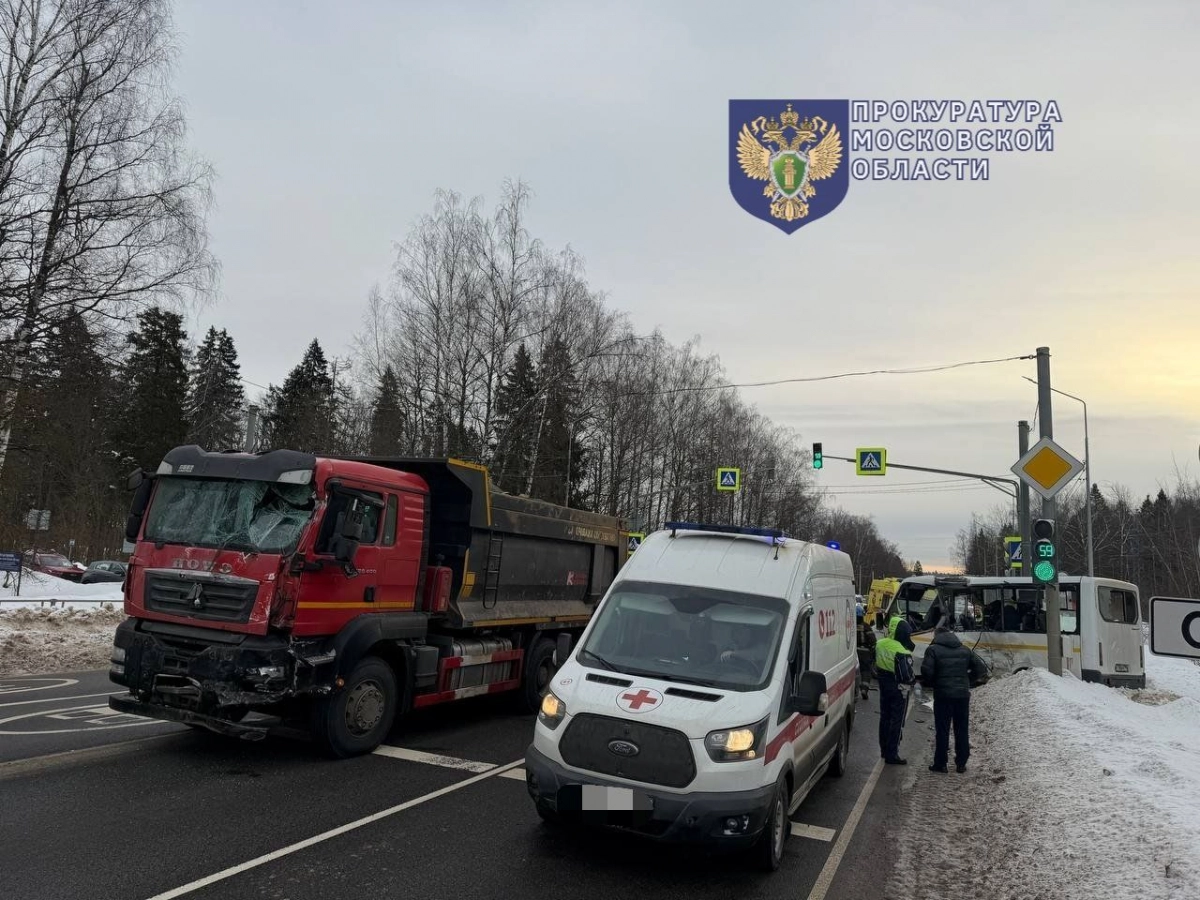 Столкновение микроавтобуса с грузовиком под Софрино: двое погибших, среди раненых —  12-летний ребенок - tvspb.ru