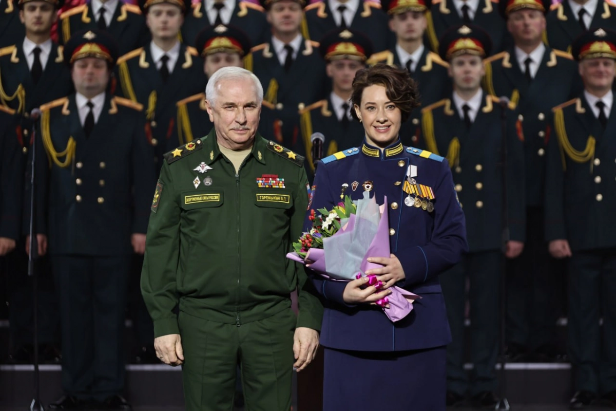 Спасают под пулями: в преддверии праздника женщинам-военным вручили награды - tvspb.ru