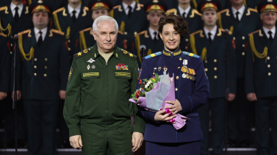 Спасают под пулями: в преддверии праздника женщинам-военным вручили награды