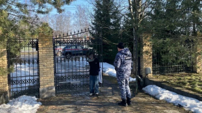 Водитель протаранил ворота частного дома в Петергофе и пытался сбежать