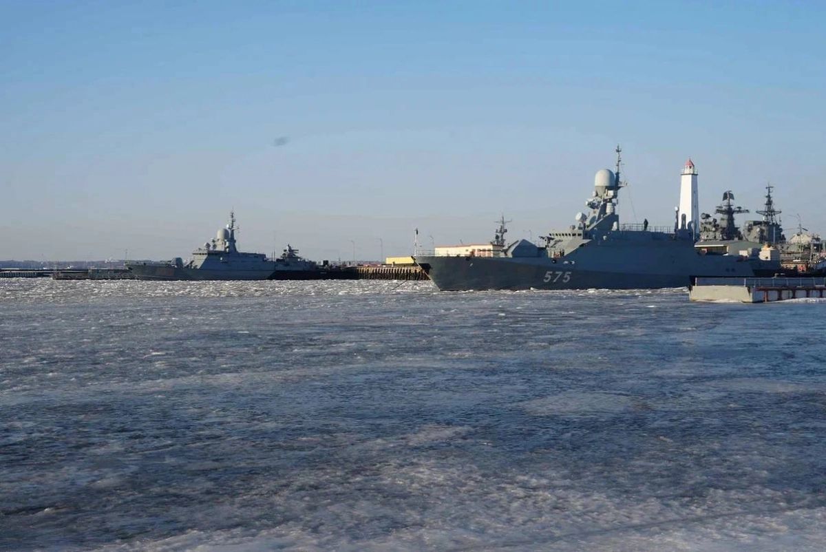 Глава Кронштадтского района поздравил моряков-балтийцев с 107-летием Ленинградской военно-морской базы - tvspb.ru