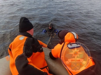 В Выборгском районе спасатели подняли тело мужчины со дна озера Глубокое