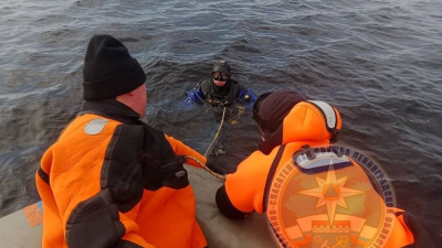 В Выборгском районе спасатели подняли тело мужчины со дна озера Глубокое