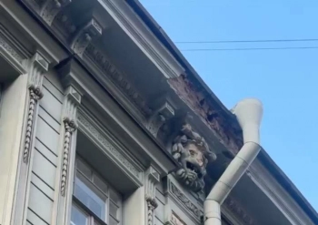 Штукатурка обвалилась с фасада дома на Большой Морской улице: прокуратура проводит проверку