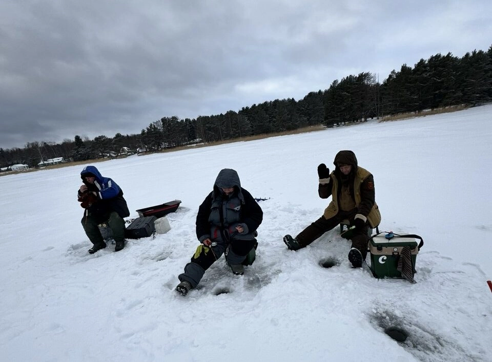 Зимняя рыбалка — всё: спасатели напомнили, что лёд опасен весной - tvspb.ru