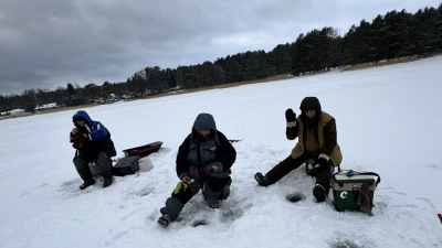 Зимняя рыбалка — всё: спасатели напомнили, что лёд опасен весной