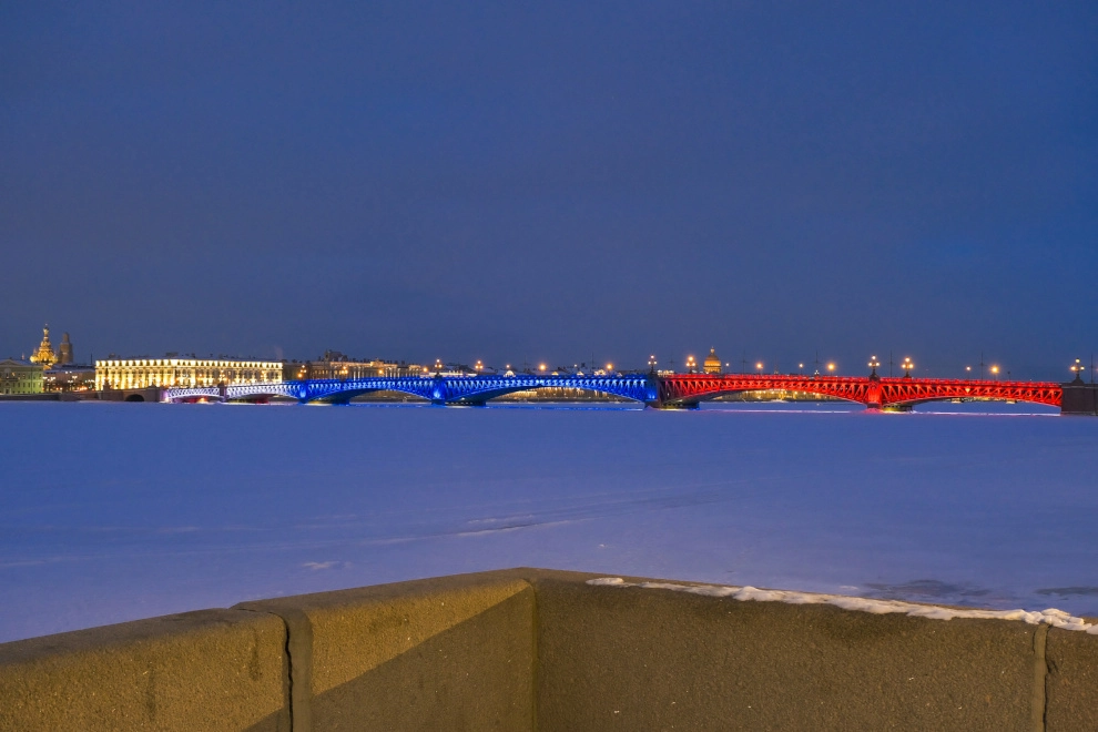 Александр Беглов: В честь Международного женского дня три петербургских моста предстанут в цветах российского флага - tvspb.ru