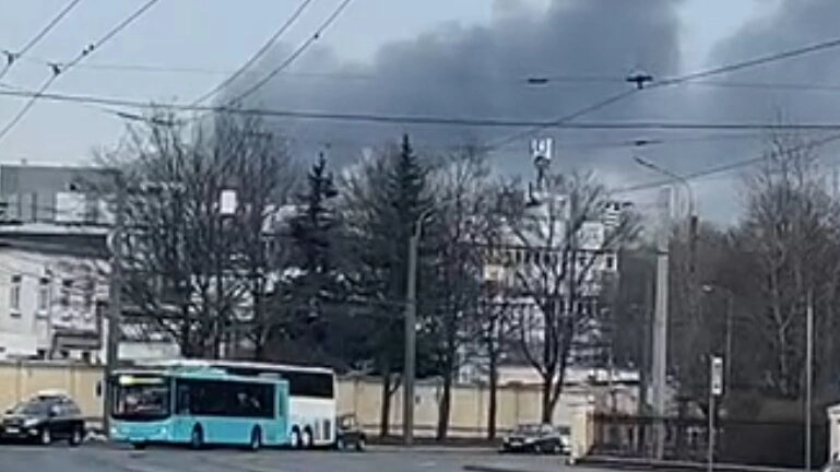 В автосервисе на Хрустальной улице начался сильный пожар - tvspb.ru