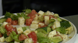 Полезный завтрак Свежий салат с авокадо и сыром Сулугуни