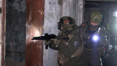 Штурм квартиры и зачистку бункера отработали бойцы СОБР