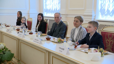 Александр Беглов встретился с семьей погибшего Героя России Андрея Онькина