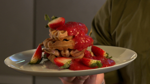 Полезный завтрак. Постные вафли с клубникой