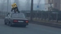 В Василеостровском районе трое друзей прокатились на «Жигули» с пассажиром на крыше — ГИБДД не оценила шутку