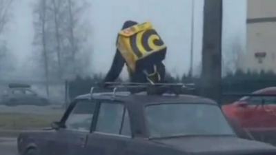 На Наличной улице курьер удивил всех, доставляя заказ на крыше «Жигулей»