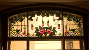 Хрупкие и яркие произведения искусства из разноцветных стёкол. Витражи в парадных Петербурга