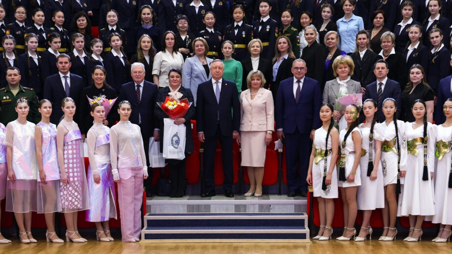 Александр Беглов в преддверии 8 марта наградил воспитанниц и сотрудниц Санкт-Петербургского Пансиона Министерства обороны РФ - tvspb.ru