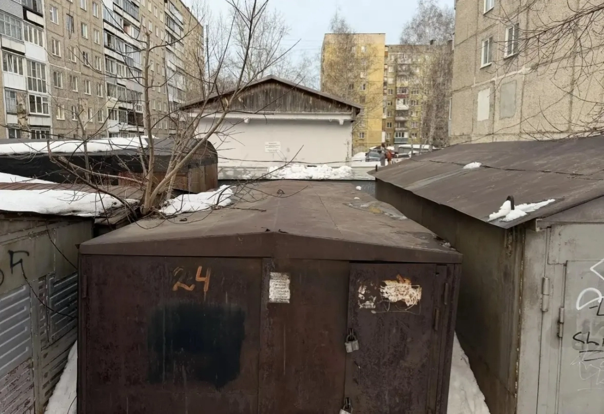 В Барнауле мужчину обвинили в гибели 11-летнего мальчика, который залез на крышу его гаража - tvspb.ru