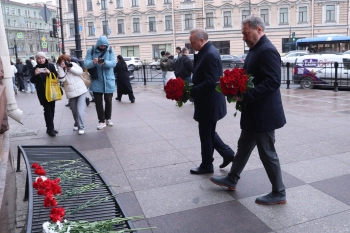 Александр Беглов почтил память жертв террористического акта в девятую годовщину трагедии на станции метро «Технологический институт»