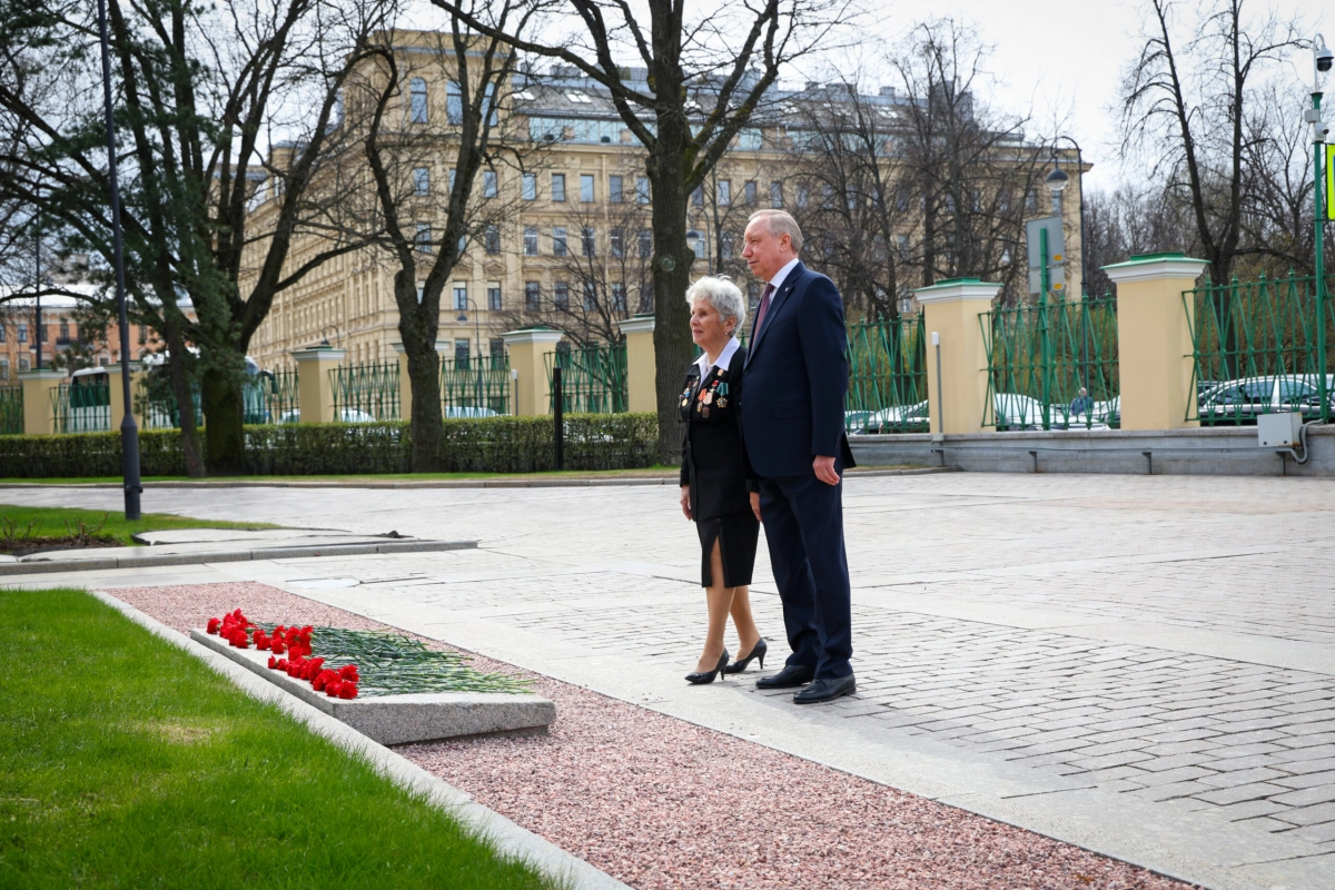 Александр Беглов и блокадница, Герой Социалистического труда Людмила Смирнова возложили цветы к памятнику Владимиру Ленину у Смольного - tvspb.ru