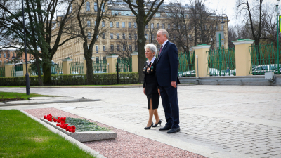 Александр Беглов и блокадница, Герой Социалистического труда Людмила Смирнова возложили цветы к памятнику Владимиру Ленину у Смольного
