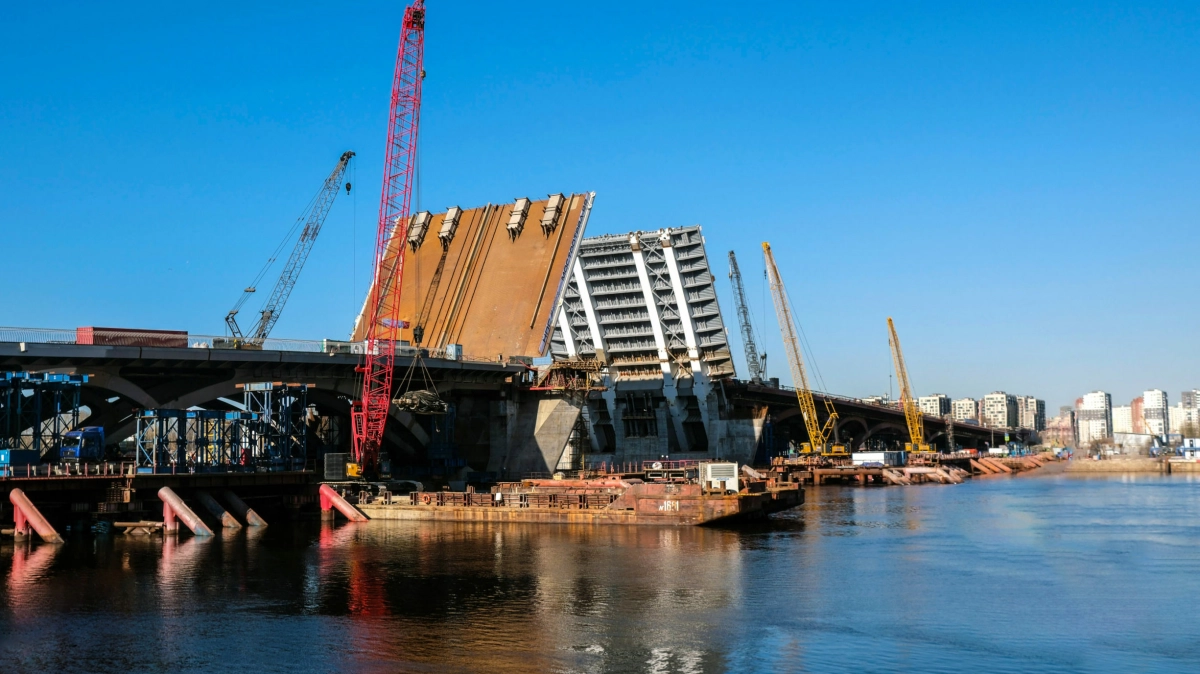 Александр Беглов доложил Президенту России о первом участии Большого Смоленского моста в навигации по Неве - tvspb.ru