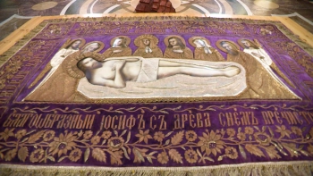 В Воскресенском Новодевичьем монастыре представили плащаницу начала XX века