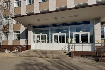 Депутат Денис Четырбок помог установить поручни в поликлинике №88