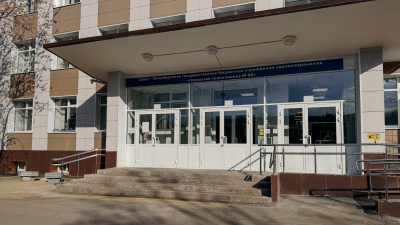 Депутат Денис Четырбок помог установить поручни в поликлинике №88