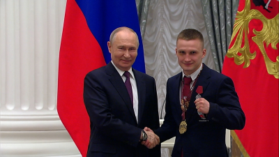 В Кремле наградили боксеров-чемпионов: медали ордена «За заслуги перед Отечеством»   II степени из рук Владимира Путина получили и два петербуржца