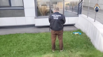 Тело мужчины обнаружили у подъезда дома на Фарфоровской улице: подозреваемый в убийстве задержан