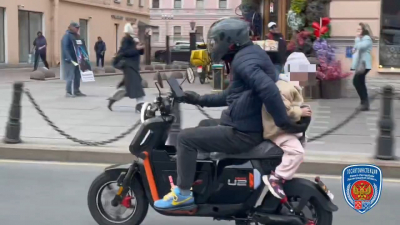 Полиция ищет байкера, катавшего ребенка без шлема по Невскому проспекту