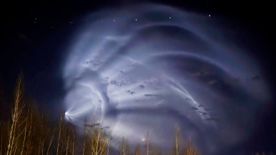 В небе над Петербургом заметили необычное светящееся явление