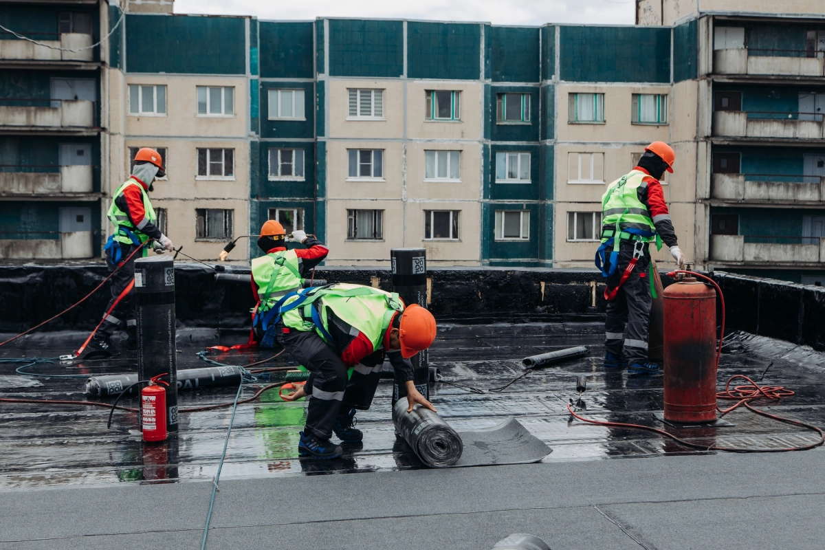 В Петербурге починят более 450 крыш в 2026 году: новая технология защитит от протечек - tvspb.ru